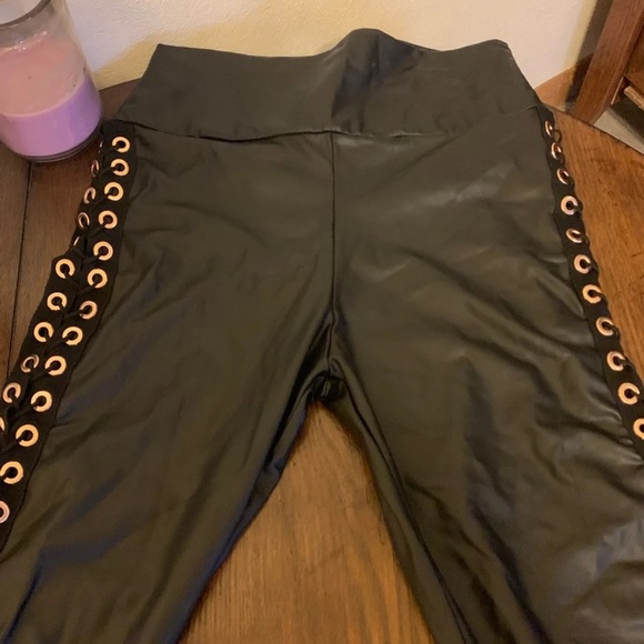 Two women’s pair of leather pants - Picture 2 of 7